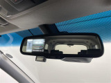 【デジタルルームミラー】車両後方カメラの映像をルームミラーに映すことが出来ます。 そのため、後席に人や荷物があって後方が見えづらい場合でもしっかり視界を確保することが出来ます。