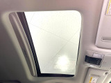 【サンルーフ】開放感たっぷりの希少装備、サンルーフが装着されています!車内に明かりを取り入れたり景色を楽しむ以外にも、車内の空気も簡単に換気できて快適です!
