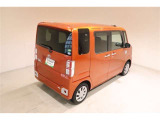 後部座席とリヤはプライバシーガラスになっています。座っている人や置いてある荷物が見えにくくなっているのでプライバシーの確保が出来ます。