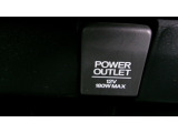 【POWEROUTLET】12V電源ソケットを設置しております。周辺機器の充電にご利用頂けます。