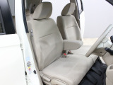 【運転席】運転席まわりには十分なスペースがあり、大柄な方でもゆったり運転していただける環境です。