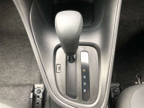 操作しやすいATシフトです。シフトチェンジを気にしなくてよいので運転だけに集中できますね。自然と手に届くところにある、手になじむ形状のシフトノブがいいですね。