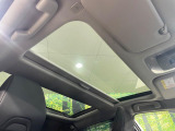 【ガラスルーフ】ガラスルーフ搭載で車内の解放感が一気にアップ!開放的なドライブをお楽しみいただけます。