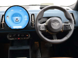 運転に必要な情報はヘッドアップディスプレイ、中央ディスプレイからタッチパネルで操作します。