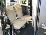 スライドドアだから、隣の車との距離が近い駐車場でも安心。チャイルドシートへの乗せ降ろしや、大きな荷物の積み込みもストレスなく行えます。