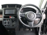 運転席側から見た写真です、お車にマッチングするように考えられたインパネデザイン!沢山のスイッチ類も運転される方が使いやすい位置に配置されていますね!