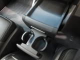 運転席からも助手席からも使いやすい位置に、引き出し式ドリンクホルダーとスマホなどを置けるトレイを配置しています。