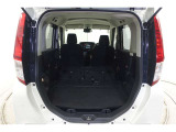 セカンドシートを倒した状態です。セカンドシートは独立可倒、荷物に合わせてラゲッジスペースをアレンジできます。