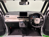 明るいコーディネートカラーに包まれた運転席空間。フロントガラス面積や位置取りが良く、Aピラーの内装色や形状にこだわることで前方・右前・左前方向の視認性がいいですよ!