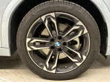【BMWアロイホイル】軽量かつ強度に拘ったアロイホイル。走行性能ポテンシャルを引き出す設計。車の足元を引き締めてくれる大きなポイントはアロイホイルです。