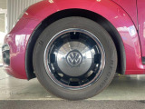215/55R17タイヤに特別装備のアルミホイール&rdquo;CircleBlackを装着。