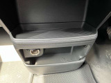 運転席前方にも小物入れがありとっても便利です♪