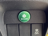 【eコンスイッチ】低燃費運転をサポートするECONモード。スイッチをONすると、エンジンやトランスミッション、A/Cなどを協調制御し、燃費の向上に貢献。エコドライブの効果を高めます。