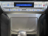 左右独立温度コントロールフルオートエアコンです。運転席、助手席それぞれで独立して温度設定ができます。冷え性の方が乗っても安心ですね♪
