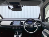 水平基調でスッキリとしたフロントビュー。広く見渡せて運転に安心をもたらします