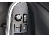 鍵の施錠開錠に合わせてドアミラーが開閉するオート格納機能付きのドアミラー。少し離れた場所からでも見た目で鍵の閉め忘れの確認が出来る便利な機能です。