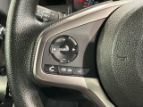 ステアリングにオーディオ操作スイッチが付いています。オーディオ画面に直接タッチしなくても操作が出来ますので、運転に集中できます。