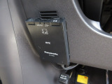 ETC付。高速道路の料金所はキャッシュレスで通過です。サービスエリア等にあるスマートインターの出入口も利用可能でとっても便利。ご納車後すぐにお使い頂けるようセットアップしてのお渡しとなります。