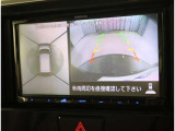 パノラミックビューモニター付きです。車両を上から見たような映像をディスプレイオーディオ画面に表示。運転席からの目視だけでは見にくい、車両周辺の状況をリアルタイムでしっかり確認できます。
