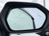 隣車線を走る車両をレーダーで検知し、ドアミラーでは確認しにくい後側方エリアに存在する車両に加え、急接近してくる車両も検知します。車両を検知するとドアミラーに搭載されたLEDインジケーターが点灯します。