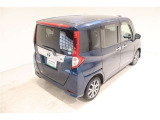 後部座席とリヤはプライバシーガラスになっています。座っている人や置いてある荷物が見えにくくなっているのでプライバシーの確保が出来ます。