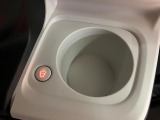 【ホッとカップホルダー】ホットドリンクをちょうど良い温度でキープしてくれる保温機能付きのホッとカップホルダーは軽初の装備!運転席と助手席についています。寒ーい冬でも暖かドライブ!