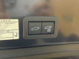 【パワーバックドア】スマートキーや運転席のボタンを押すだけでリアゲートが自動で開閉します!荷物を持っている時や、高い位置にあるバックドアを閉める際に便利な機能です♪