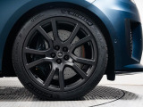 23インチカーボンホイール装備!力強さと重厚感を感じさせる立体感のあるスポーク、車体全体のバランスを考慮した洗練されたデザイン性でレンジローバースポーツの魅力を際立たせます!