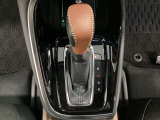 CVT車のセレクトレバーです。低速から高速まで、変速ショックのないスムーズな走りと、エンジン効率のよい領域を維持して燃費にも貢献します。サイドブレーキはスイッチ操作の電子制御パーキングブレーキです。