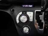 オートエアコンです。車内を設定温度に保ち、快適空間をキープします。