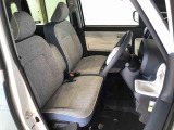 運転席の座面高さを調整できるシートリフターが付いています。フロントシートはベンチシートを採用で、座面も広く使い勝手もいいですよ♪