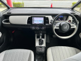 シンプルかつ高級感のあるホワイトな車内