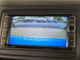 ギアをリバースに入れると車両後方の映像を映し出します。画面にはガイドラインが表示され、車庫入れや縦列駐車などの際に安全確認をサポートします。