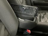 【フロントセンターアームレスト(ボックス付き)】運転席と助手席の間には、小物が収納できるボックス付のアームレストが装備!必要な物をぱっと取り出せて車内もスッキリです♪