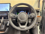 ステアリングスイッチ搭載!手を離さずに手元のスイッチでさまざまな操作が可能。運転中、視線をそらさなくても操作ができて安全です!