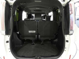 三列目シートは、折りたためますので大きなスペースが出来ちゃいます。キャンプ用品など大きな荷物もばっちり収納可能です♪