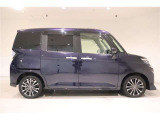 運転席側の真横からのサイドフォルム、シンプルで飽きのこないスタイリッシュなスタイルですね!乗降しやすそうなのがわかります。