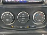 【オートエアコン】一度お好みの温度に設定すれば、車内の温度を検知し風量や温度を自動で調整。暑い&hellip;寒い&hellip;と何度もスイッチ操作をする必要はありません。快適な車内空間には必須の機能ですね♪
