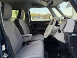 アームレスト付きの運転席は