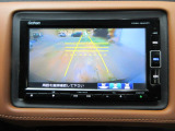バックカメラの画像です。ガイドラインがスムースな車庫入れをサポートいたします。車庫入れの安心感がアップしますね。