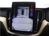 画面分割表示にも対応した360&deg;ビューカメラを搭載。狭い場所での取り回しも安心です。画面を分割することで、俯瞰画像と同時に車両前方または後方の180&deg;広角映像を表示することができます。