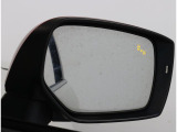 車体後部に内蔵されたセンサーによって、自車の後側方から接近する車両を検知。衝突の危険があるとシステムが判断した場合、ドアミラー内側のLEDインジケーターや警報音でドライバーに注意を促します。