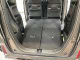 後席背もたれを倒せばちょっと大きめの荷物や長いものを積みたい時に便利です。
