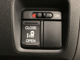 【片側パワースライドドア】片側がパワースライドドアになっており、運転席のスイッチやスマートキーでも開閉が可能です!開口部も広いので乗り降りも楽々♪