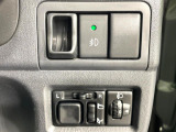 【電動格納ミラー】サイドミラーは電動格納式となっており、狭い駐車場でもキズがつくリスクを抑えられます。