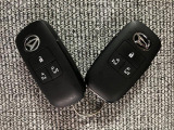【キーフリーシステム】電子キーをポケットやカバンに入れて携帯しているだけでドアの開け閉めやエンジンのON/OFFが出来ます☆ また、イモビライザー機能も備わっていますので盗難対策もバッチリです☆