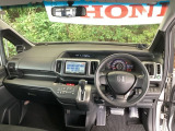 ご覧のように、視界が広く運転しやすいように設計されています。また、フルオートエアコンで快適です。