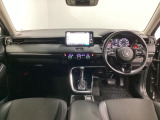 車内は光触媒抗菌消臭施工済です。スタイリッシュなデザインでスポーティなインパネ周りを演出します。グローブボックスやカップホルダーのほかにトレーなどたくさんの収納スペースが付いています。