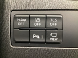 運転席脇のクラスタースイッチ部分にはカメラ切り替えスイッチ、パーキングセンサー、その他走行系スイッチを集中配置しております。