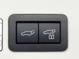 【パワーバックドア】スマートキーや運転席のボタンを押すだけでリアゲートが自動で開閉します!荷物を持っている時や、高い位置にあるバックドアを閉める際に便利な機能です♪